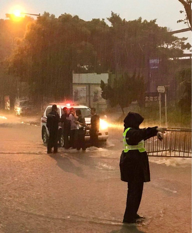 水浸嚴重，車輛無法行使。（香港警察FB）