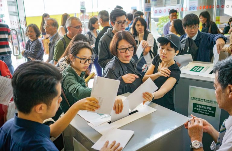 在香港，每逢有居屋發售，都引來大批市民爭相遞表申請。