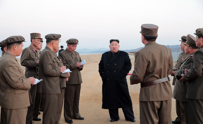 北韓成功試驗新研發尖端武器，領袖金正恩視察武器測試情況。(朝中社圖片)