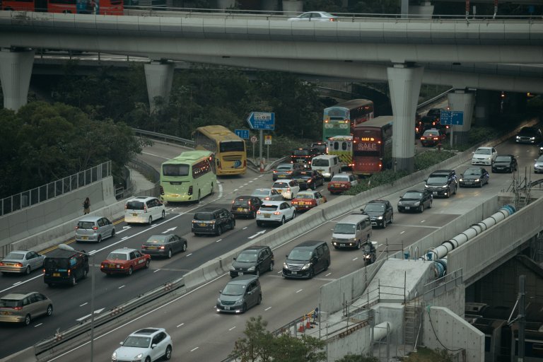 香港交通問題日趨嚴重，主因之一是私家車數量大增，而泊車位無大幅增加。(黃冠華攝)
