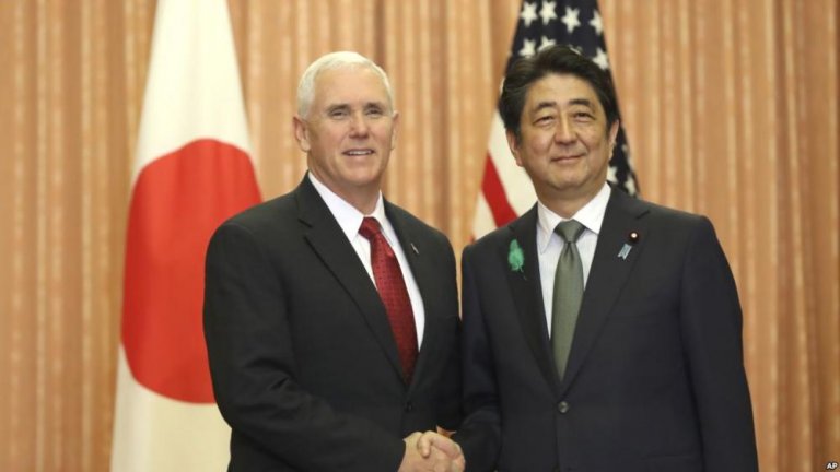 彭斯（左）有可能在下周二訪問日本，並會與安倍晉三（右）會面。（互聯網）