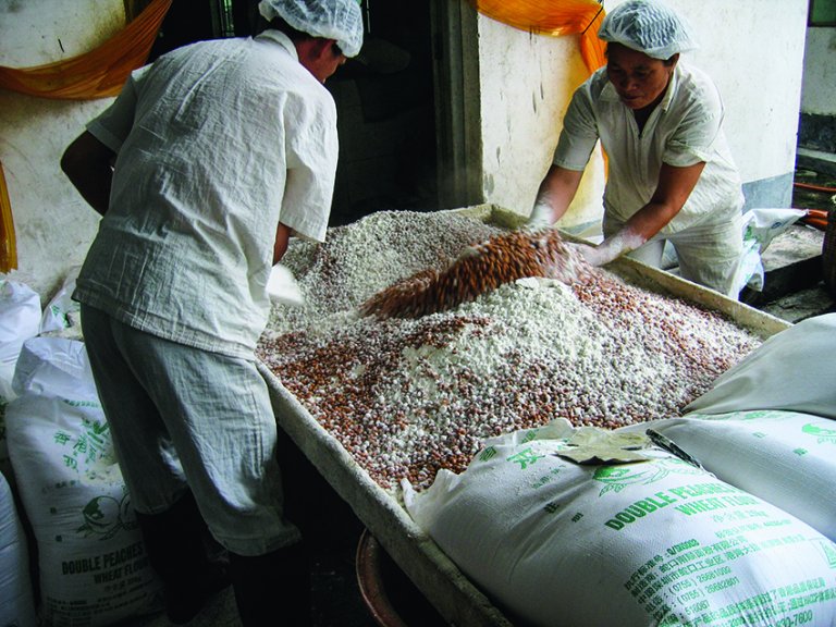 冷卻後混合麵粉，攪拌，是為發酵做好準備，提供營養「餵菌」。
