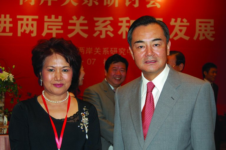 江素惠與時任國台辦主任王毅（右）交流兩岸關係看法 。