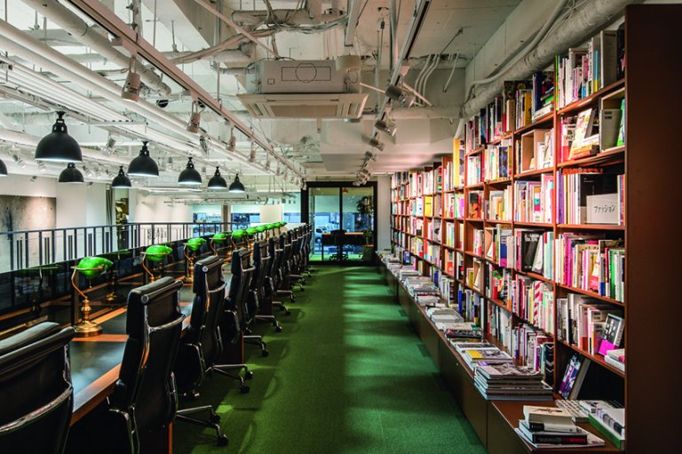 閱覽室環境舒適, 採用美國圖書館使用的懷舊檯燈。