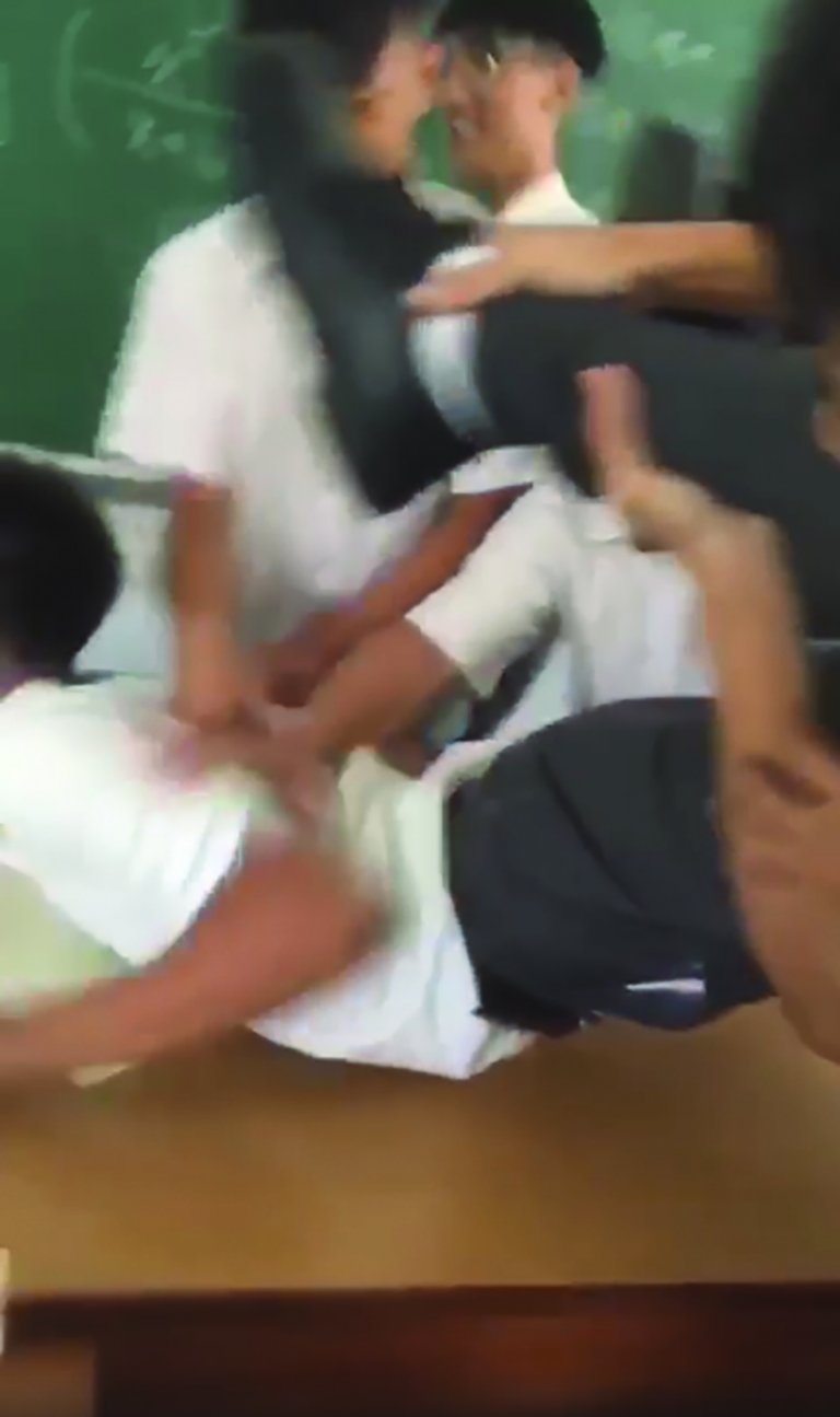 香港近期有學校連續 爆出校園欺凌事件（1）。
(網上影片截圖)