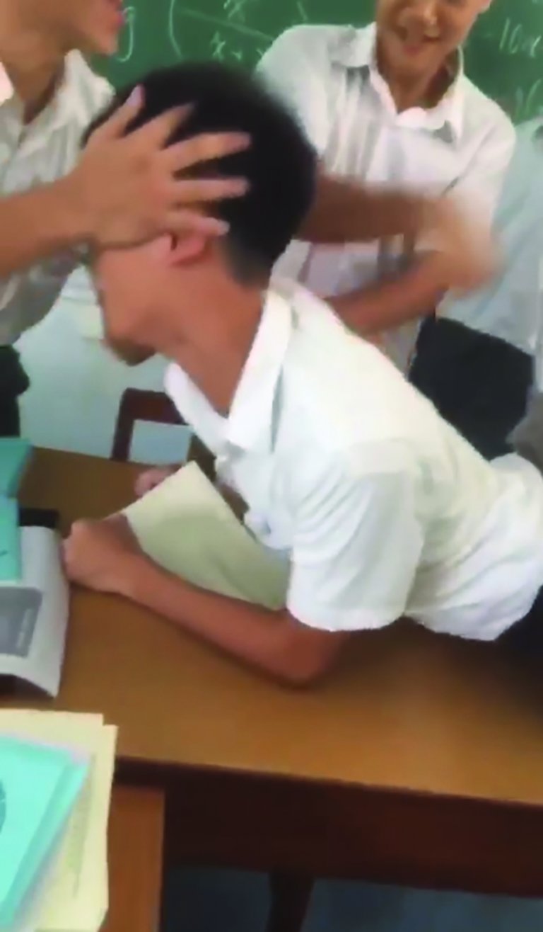香港近期有學校連續 爆出校園欺凌事件。（2）
(網上影片截圖)