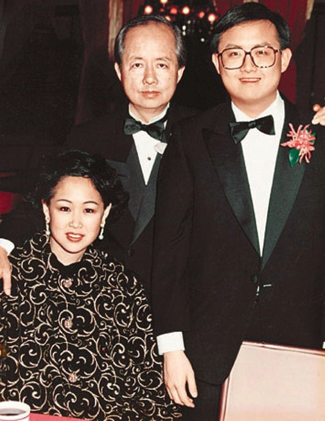 30年前的黃英豪(右）與父親黃乾亨（中）及胞姊
黃英琦合照。