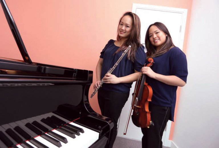 黃英豪大女宇恆（左）和細女宇弘合力在港開辦音樂學校。