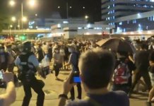 【中西區衝突】千人包圍葵涌警署促放「義士」　警噴椒記者受傷