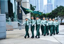 堅持中式步操升旗禮 　香港青少年軍威武