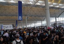 【示威不止】塞滿出境大堂　機管局宣布所有即日航班取消