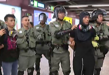 【8.31示威】太子站月台示威者與市民爆衝突    警衝入列車拘數十人