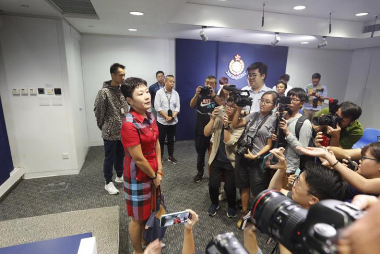 昨午警方記者會後，大批記者不滿陳曉前拍攝其他記者，圍住不讓她離開。（網上圖片）