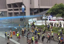 【8.31示威】示威者汽油彈攻政總      水炮車噴藍色水劑驅散
