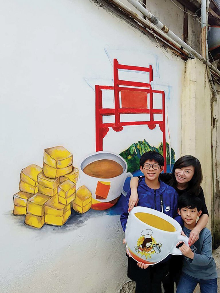 鯉魚門有着濃濃的香港漁村風 情，李凱瑚的奶茶也飄香在巷子裏。