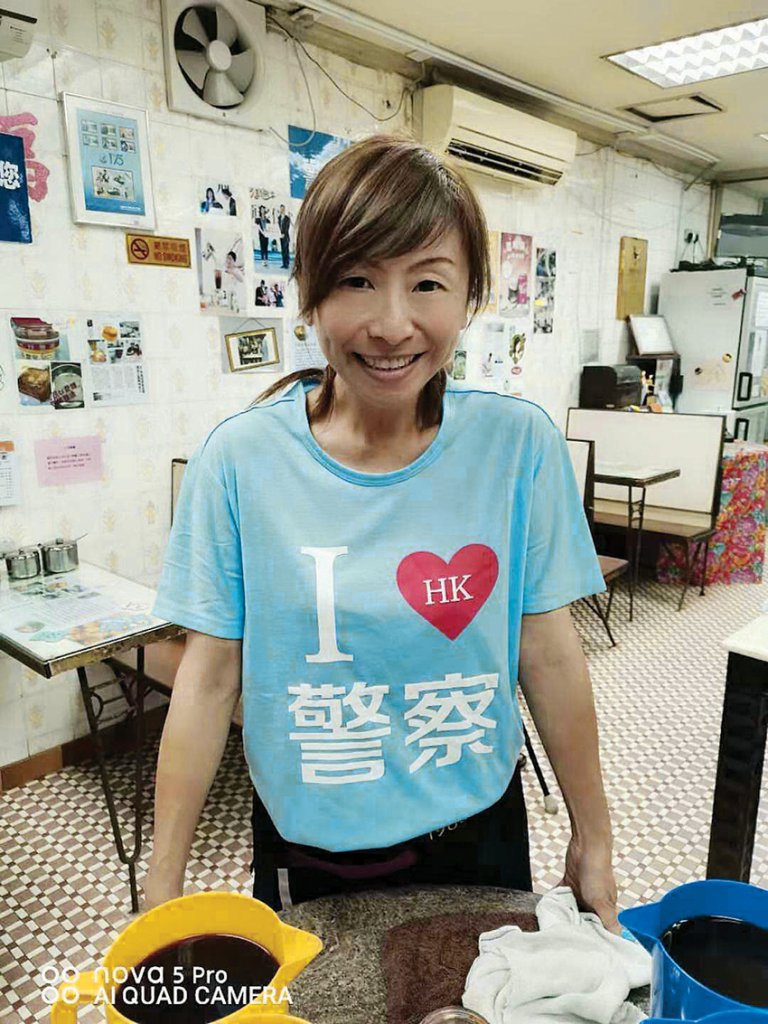 李凱瑚穿着我愛香港警察的T恤開工，成為她的形象標誌。