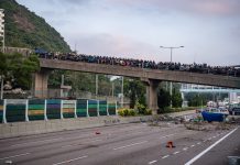 【暴亂不止】開通吐露港南北行各一條行車線　示威者促政府承諾不取消區選