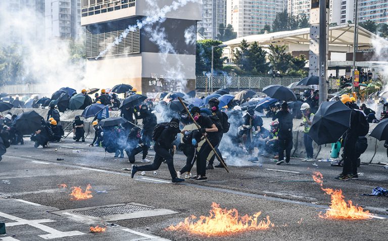 示威者曾一日內投擲過百枚汽油彈，前線警員性命屢受威脅。（中通社）