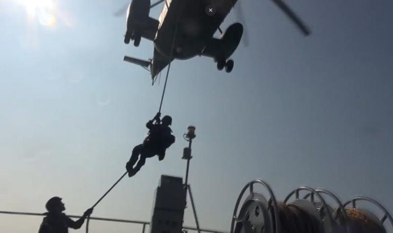 駐軍從直升機游繩落艦艇進行突擊演練。