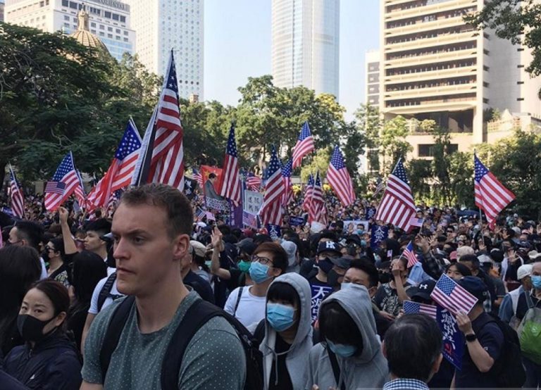「香港自治行動」發起的遊行，出現大量美國國旗。