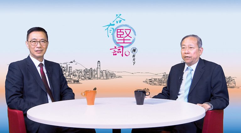 楊潤雄（左）出席《各有堅詞》節目，與黎棟國對談。