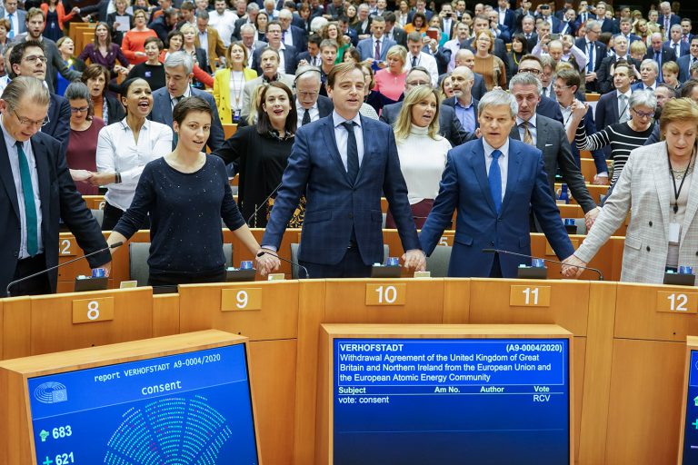 議員手拉手高唱《友誼萬歲》（EU Parliament Photo）