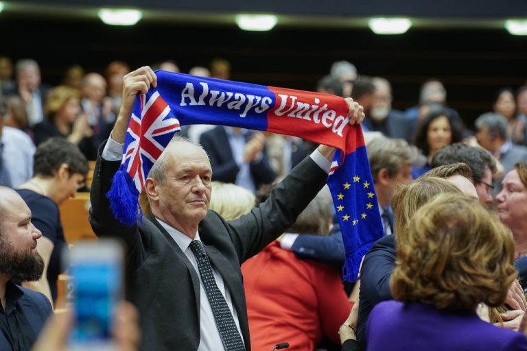 議員高舉英歐頸巾。（EU Parliament Photo）