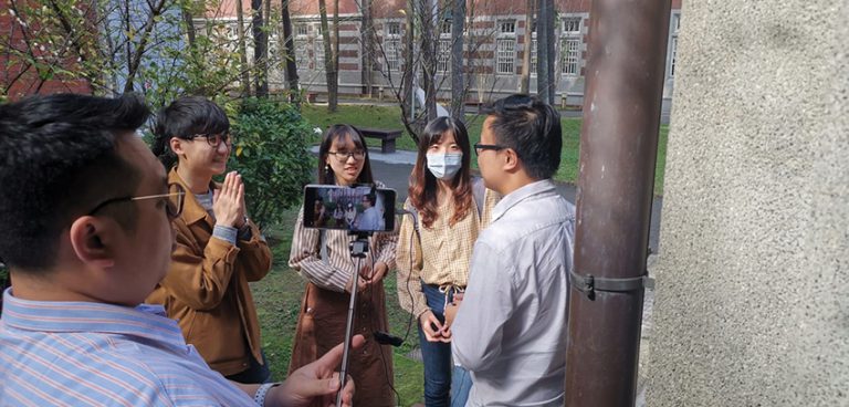 《KOL100》到台北師範 大學裏做街訪拍片。
