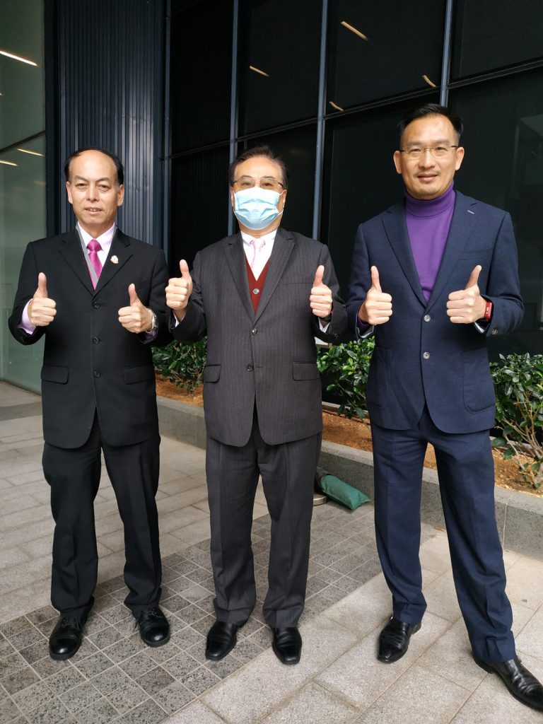 由香港服務同盟召集人甄韋喬(右）、香港物業管理公司協會會長陳志球（中）和香港註冊保安導師學會會長黃輝成（左），發起網上「一人一口罩」行動。