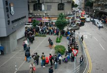 【新型肺炎圖輯】九龍灣有企業售1.2萬盒口罩　數千市民通宵排隊