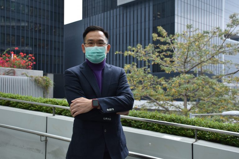 甄韋喬表示，目前疫情對於香港造成極大衝擊，尤其是清潔工人。