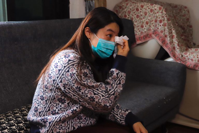 李姑娘現在在香港瑪嘉烈醫院ICU深切治療部工作，談及最近的情況，一度落淚。