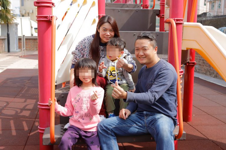 李姑娘和丈夫劉先生，在武漢肺炎的日子，帶子女到公園曬太陽。