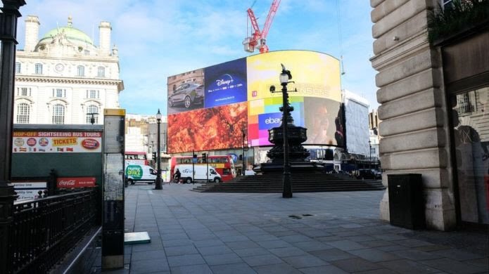 著名的倫敦皮卡迪利圓環（Piccadilly Circus）空無一人。（互聯網）