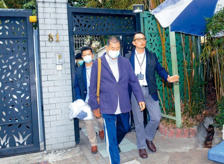壹傳媒創辦人黎智英，近日被警方上門拘捕及控告恐嚇、非法遊行等罪名。