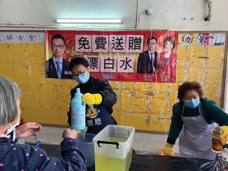 最近香港新型肺炎疫情嚴峻， 洪錦鉉派發消毒用品給街坊。