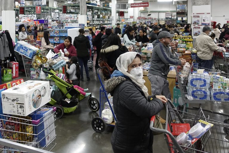 美國紐約民眾超市排隊購買物資。