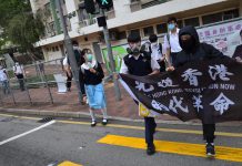 【國安法】逾20間中學關注組發起罷課　荃灣有學生聚集手持標語