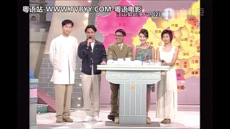 鄧飛（左二）在中學時因參加《江山如此多Fun》而成名。（電視截圖）