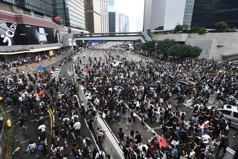 港澳辦發言人直言，香港確實已陷入困境。