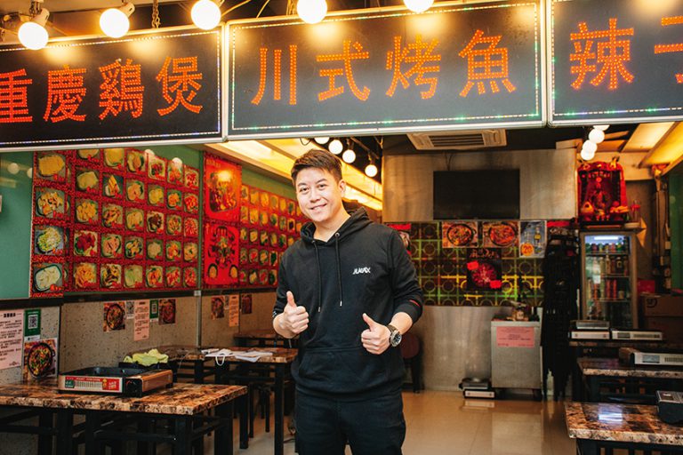川式火鍋店老闆阿耀堅守藍絲經營圈並將擴充營業。