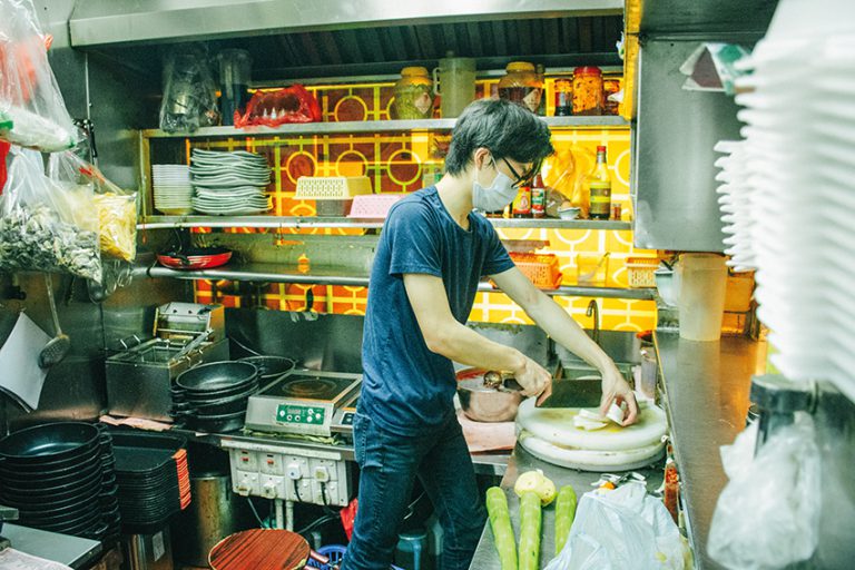 阿耀的火鍋店得到家人齊心協力經營。