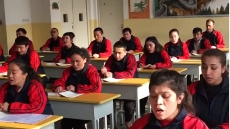 內地媒體曾發放新疆再教育營的實況。