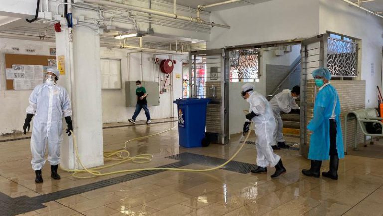 工作人員下午在坪石邨玉石樓一帶清潔消毒。