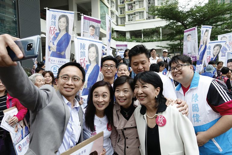 新加 陳凱欣（前左二）參加補選時，獲建制派全力支持。