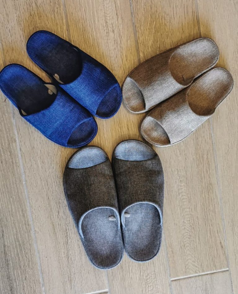 今年5月搬進新屋的Kate姐和波仔、準媳婦，一起添置新家的日用品，波仔特意買了一雙藍色的居家拖鞋送給Kate姐。