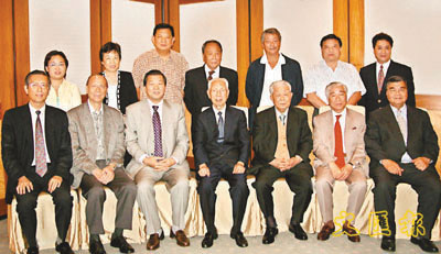 陳日新（前排右三）是新界鄉事派重要領袖人物。