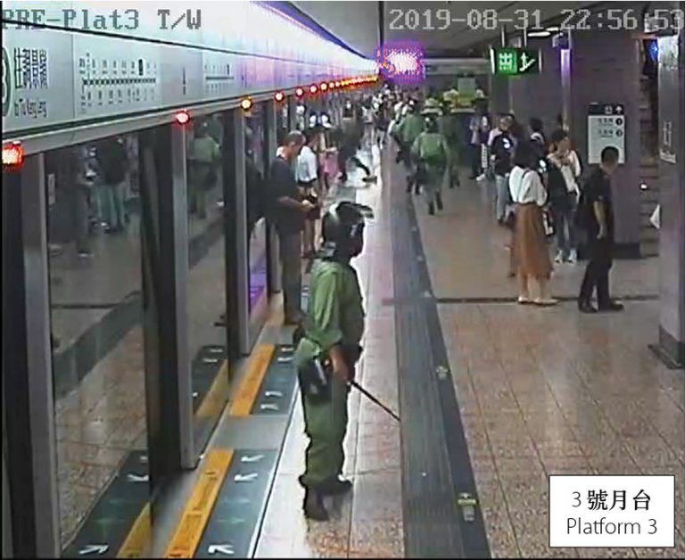 8.31當晚10時56分，港鐵太子站3號月台的閉路電視拍攝得，防暴警察抵達3號月台。（港鐵閉路電視截圖）