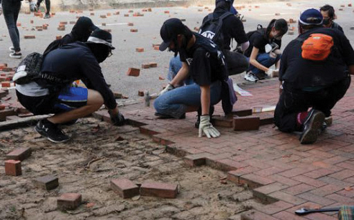 831有400人在太子站路面掘磚，掘磚是暴徒的例行「工序」。