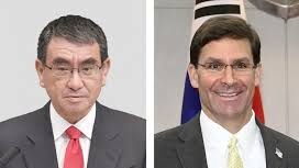 日本防衛大臣河野太郎（左）月底將前往關島，與美國國防部長埃斯珀舉行會談，討論中國在東海及南海的活動。